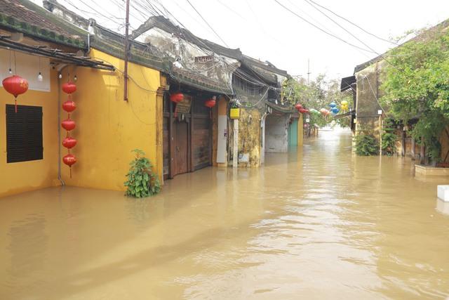 Hội An bảo vệ di sản trước mùa mưa lũ - Ảnh 1.