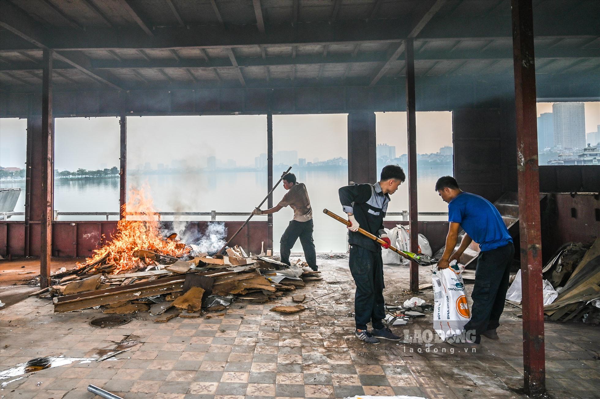 Nhóm công nhân cho biết, mỗi du thuyền có thể phải tháo dỡ trong 10 ngày mới xong bởi các hạng mục nhiều, việc di chuyển vệ sinh cũng phải cẩn thận để tránh xả rác và gây ô nhiễm Hồ Tây.