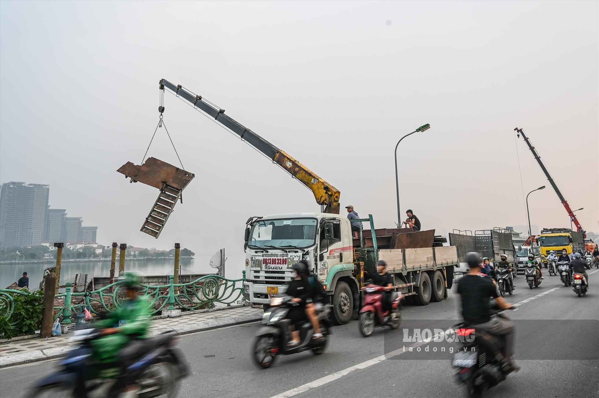 Tất cả vật dụng, rác tàu khi tháo dỡ sẽ được vận chuyển lên bờ chờ xe đưa đi nơi khác. Công nhân điện và hàn sẽ tháo dỡ hệ thống dây điện và cắt bỏ các giá sắt trước khi đưa thuyền ra khỏi mặt nước.