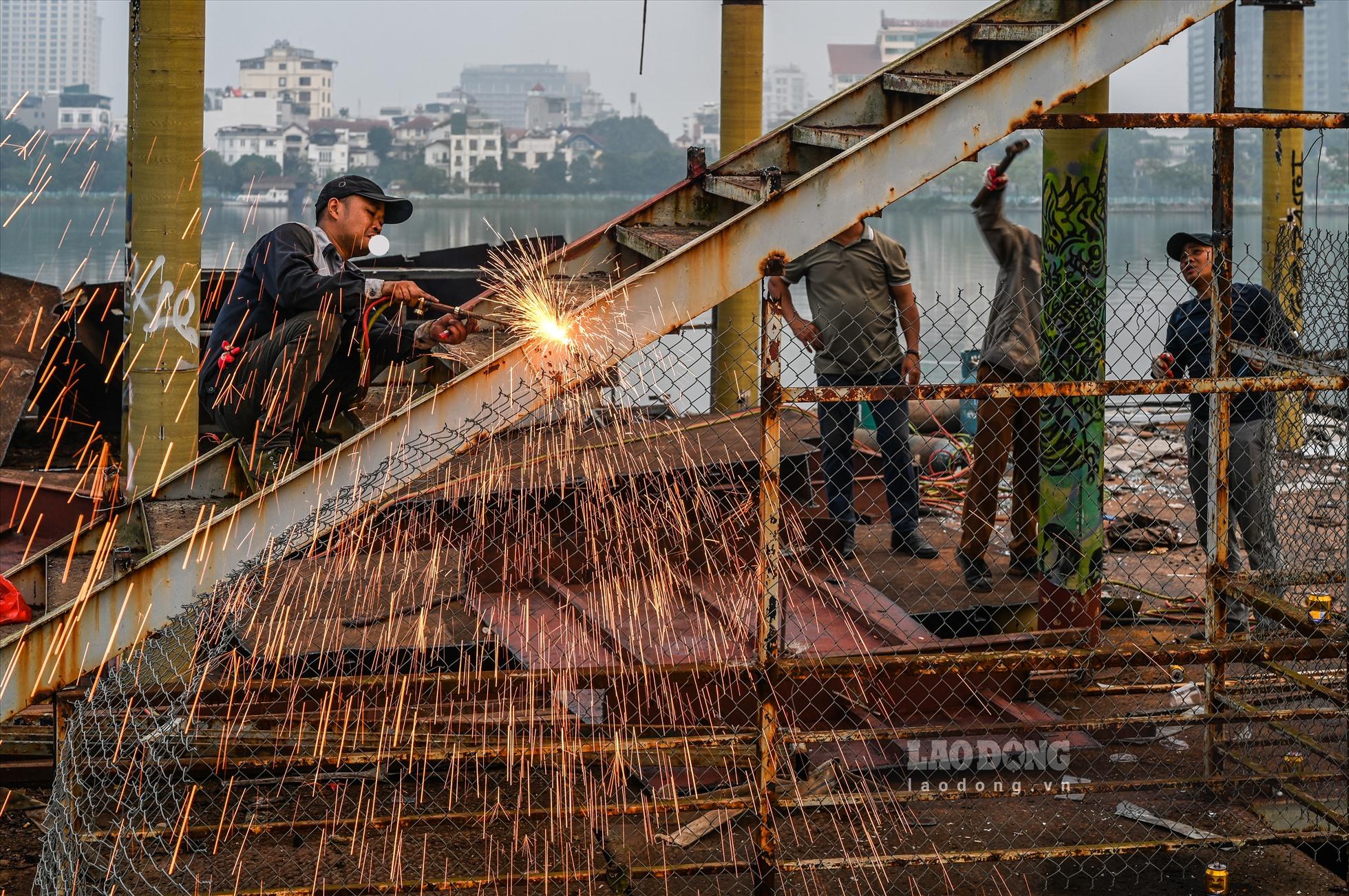 Một trong những du thuyền bị bỏ hoang tại Đầm Bảy đang được các công nhân tháo dỡ các khung sắt còn lại.