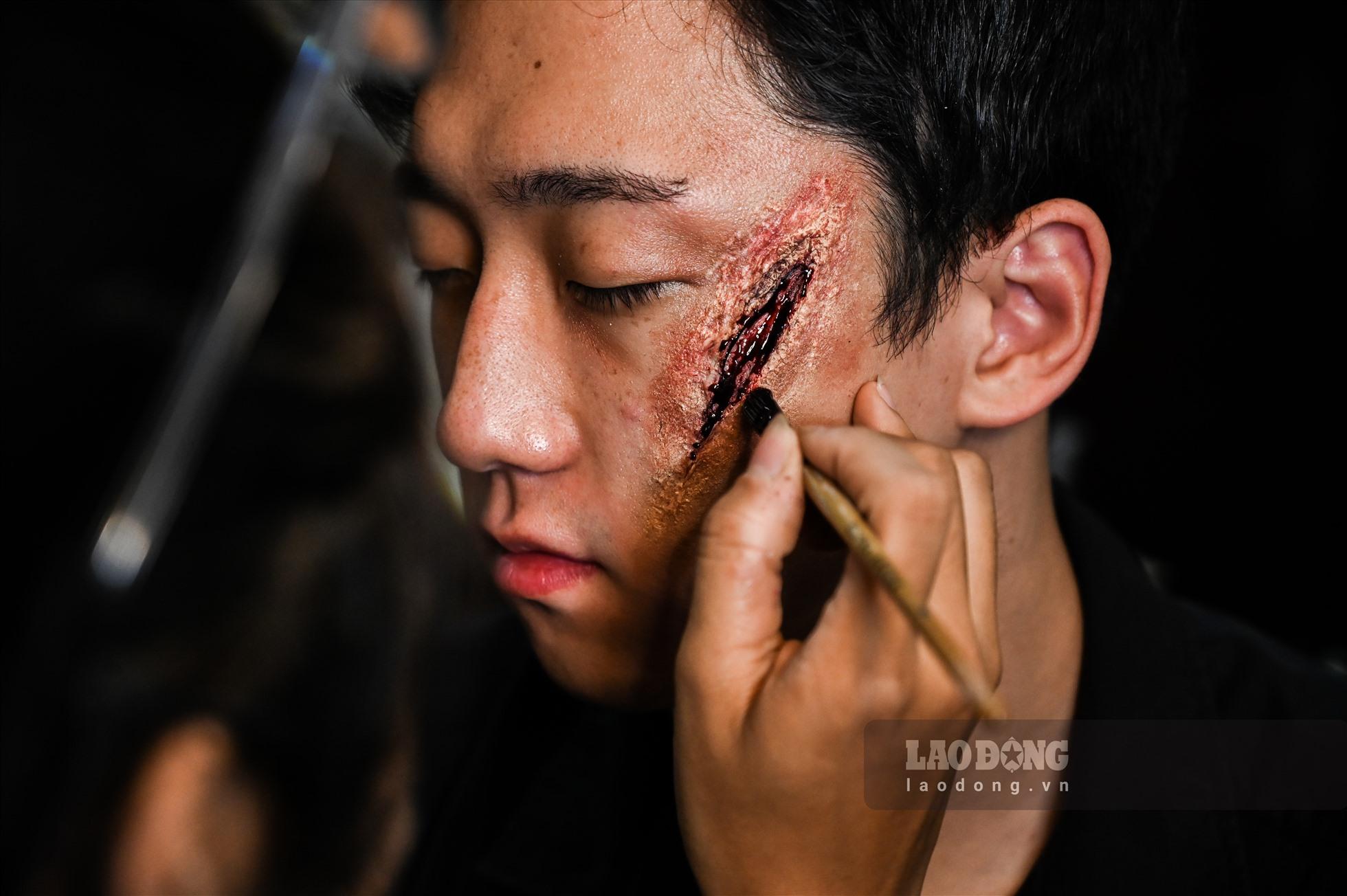 Từ lâu, hóa trang đã là một trong những nghi thức không thể thiếu của đêm Halloween. Vài năm trở lại đây, mọi người có xu hướng thuê trang điểm vào lễ Halloween, đặc biệt là các bạn trẻ.
