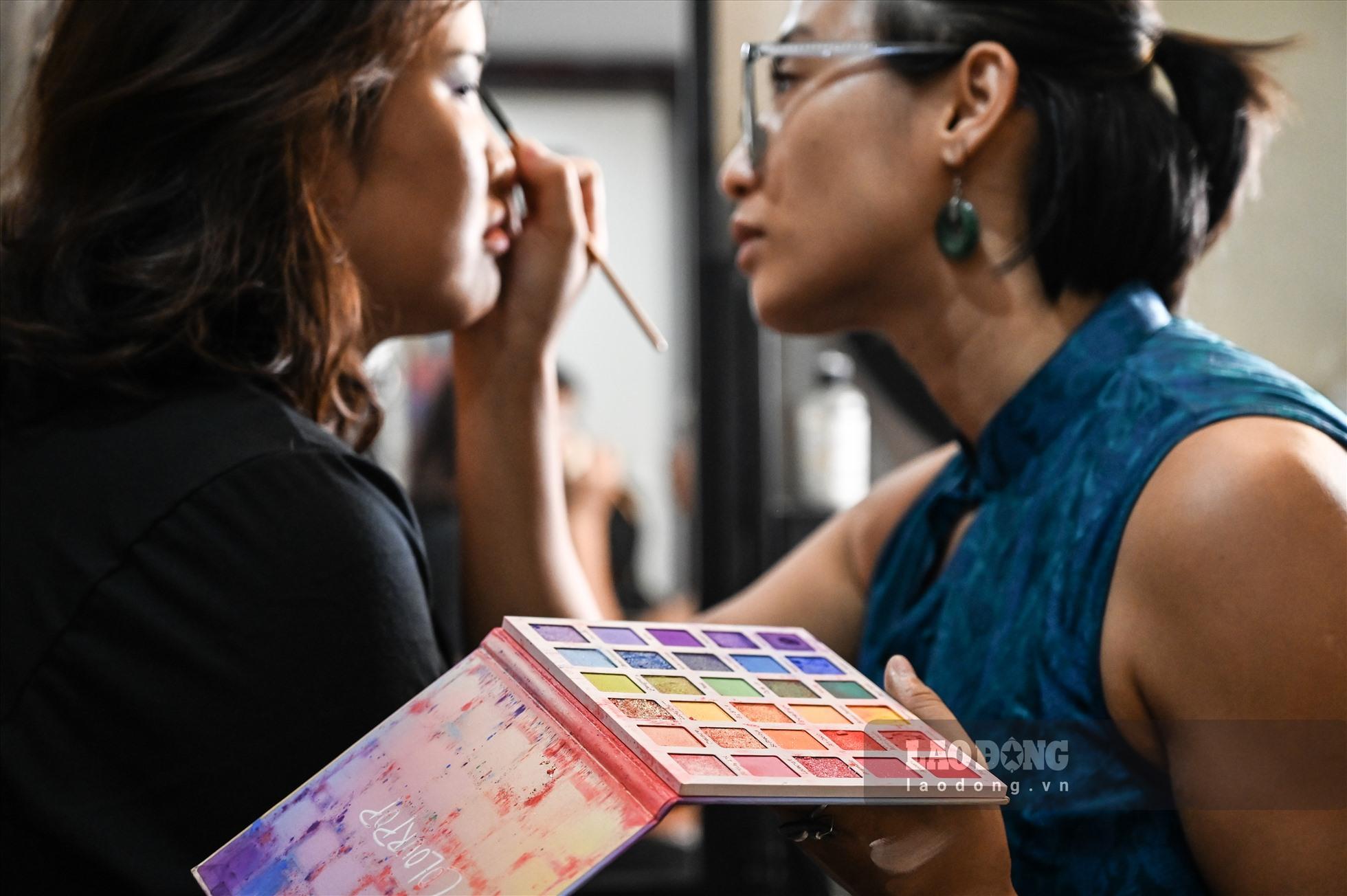 Mỗi gương mặt hóa trang thường có giá từ vài trăm đến hơn 1 triệu đồng, tùy vào độ phức tạp của hình vẽ. Trung bình, Linh mất 45 - 60 phút để hoàn thiện phần tạo hình. Với những tạo hình cầu kỳ hơn, thời gian có thể lên đến 2 tiếng.