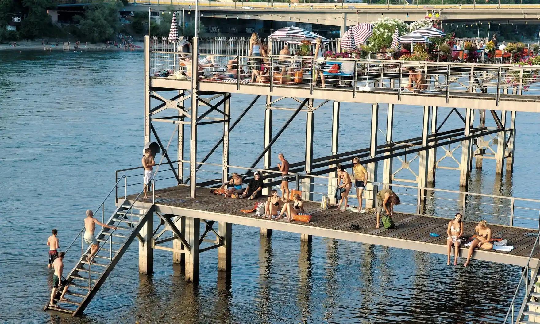 Ở đất nước giàu có bậc nhất thế giới, người đi làm bơi về nhà sau giờ làm việc - Ảnh 2. Ở đất nước giàu có bậc nhất thế giới, người đi làm bơi về nhà sau giờ làm việc - Ảnh 2.