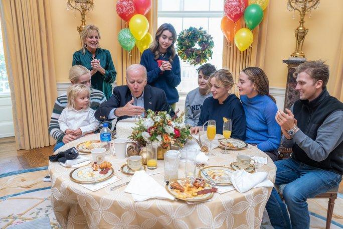 Tổng thống Joe Biden mừng sinh nhật lần thứ 80, lập kỷ lục mới - Ảnh 1.