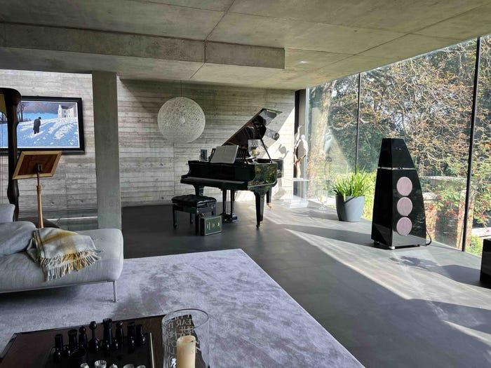 Nằm giữa nghĩa trang, ngôi nhà được rao bán 8,3 triệu USD vẫn đắt khách - Ảnh 5. Nằm giữa nghĩa trang, ngôi nhà được rao bán 8,3 triệu USD vẫn đắt khách - Ảnh 5.