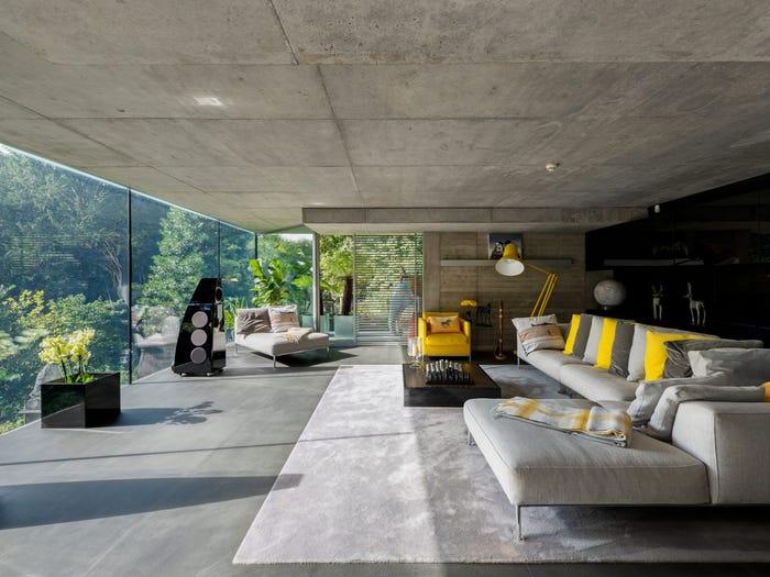 Nằm giữa nghĩa trang, ngôi nhà được rao bán 8,3 triệu USD vẫn đắt khách - Ảnh 4. Nằm giữa nghĩa trang, ngôi nhà được rao bán 8,3 triệu USD vẫn đắt khách - Ảnh 4.