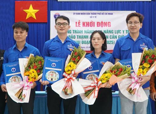 Bác sĩ trẻ TP HCM tiên phong ra xã đảo - Ảnh 1.