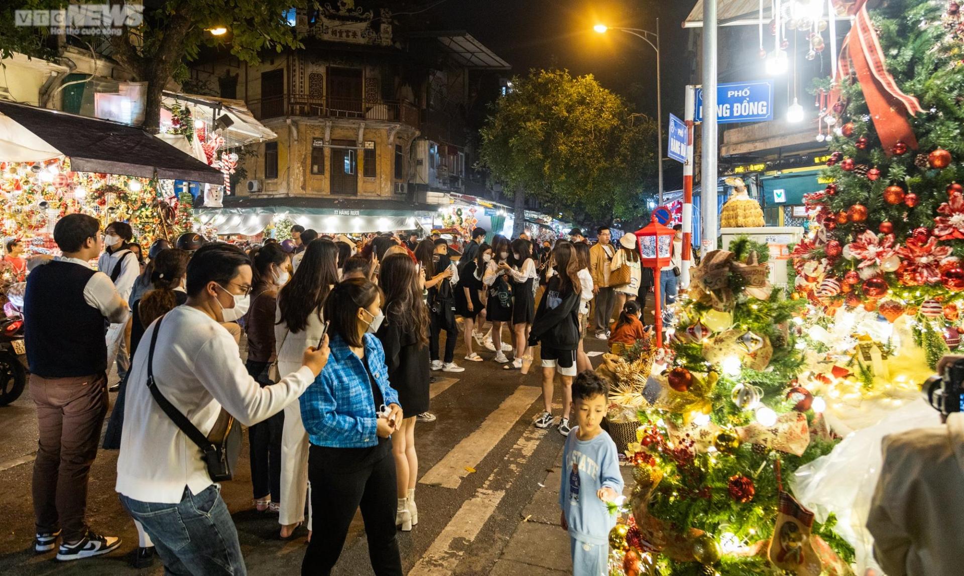 Giới trẻ Hà thành nô nức đến phố Hàng Mã check-in trước thềm Noel - Ảnh 1.