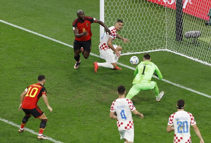 Lukaku hóa chân gỗ, bỏ lỡ cơ hội ghi bàn cho tuyển Bỉ - Ảnh 11.