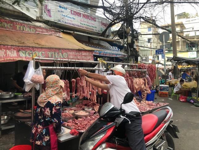 Giá thực phẩm ở chợ truyền thống ‘leo thang’ - Ảnh 2. Giá thực phẩm ở chợ truyền thống ‘leo thang’ - Ảnh 2.