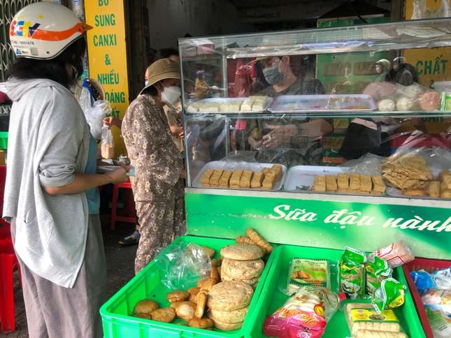 Giá thực phẩm ở chợ truyền thống ‘leo thang’ - Ảnh 1. Giá thực phẩm ở chợ truyền thống ‘leo thang’ - Ảnh 1.