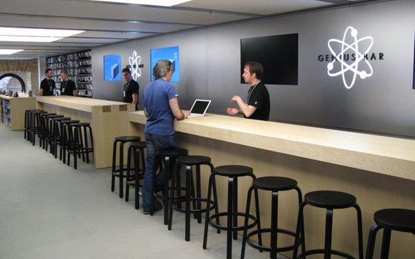 Cách Steve Jobs tạo nên “linh hồn” cho Apple Store: Sao chép khách sạn 5 sao,  quầy Genius Bar là nơi quan trọng nhất, 10 người ghé 9 người quay lại