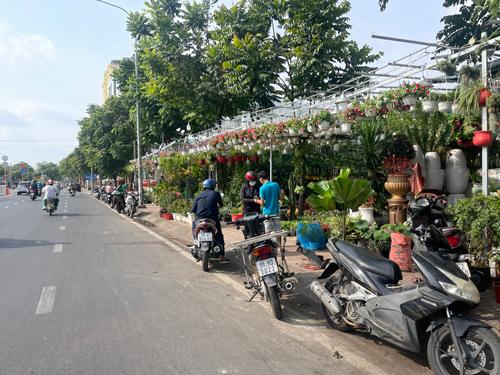 Vỉa hè, lòng đường: Quản sao cho vẹn đôi đường (*): Biết sai nhưng vẫn lấn! - Ảnh 1.