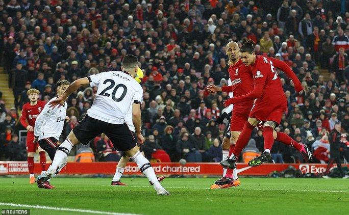 Báo chí Anh choáng váng với Liverpool, Roy Keane chê Man United thậm tệ - Ảnh 1.