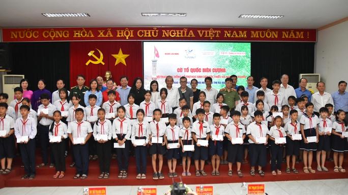 Niềm vui của 300 học sinh nghèo - Ảnh 1.