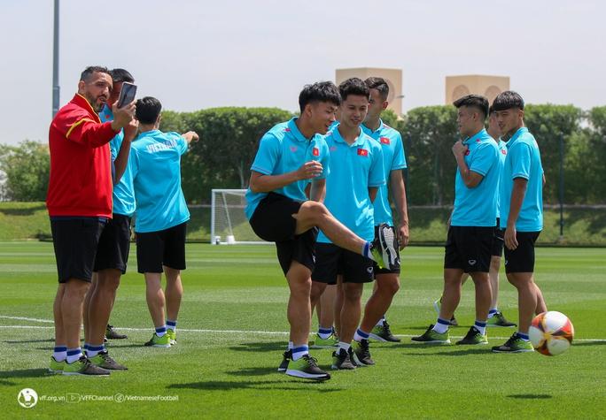 Tuyển U23 Việt Nam hứng thú trên sân tập của nhà vô địch World Cup 2022 - Ảnh 3.