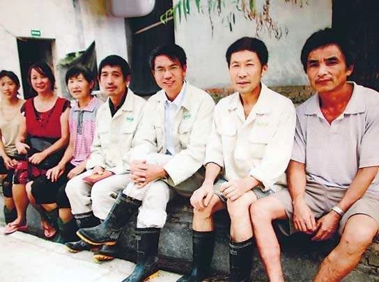 Phó giám đốc Trung Quốc tự biến mình thành "đặc vụ ngầm": 5 lần "ẩn thân" vào các doanh nghiệp lớn, đi chăn lợn, làm xưởng may chỉ để giúp dân tìm việc tốt - Ảnh 2.