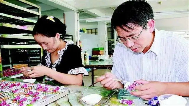 Phó giám đốc Trung Quốc tự biến mình thành "đặc vụ ngầm": 5 lần "ẩn thân" vào các doanh nghiệp lớn, đi chăn lợn, làm xưởng may chỉ để giúp dân tìm việc tốt - Ảnh 3.
