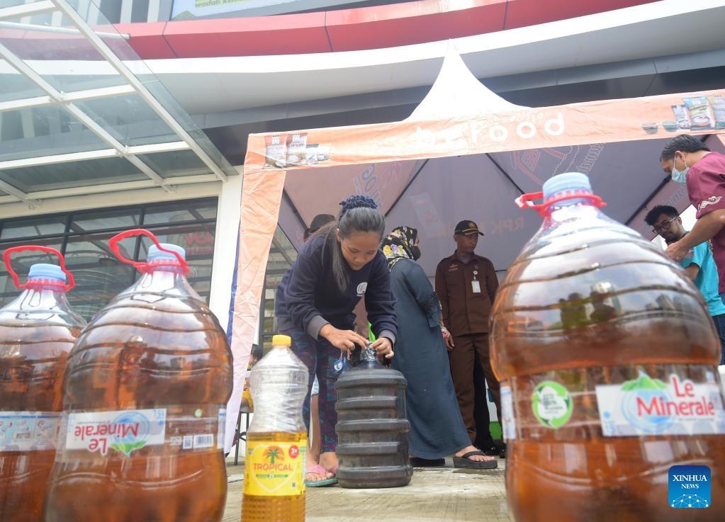 Indonesia dỡ bỏ lệnh cấm xuất khẩu dầu cọ thô, dầu ăn từ ngày 23.5.2022, do nước này đã kiểm soát giá và nguồn cung dầu ăn trong nước. Ảnh: Xinhua
