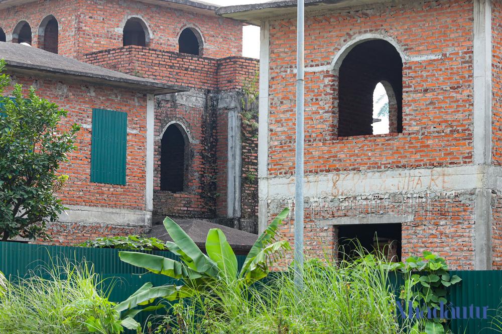 Cảnh hoang vắng trong khu đô thị hàng trăm biệt thự đẹp như 'trời Âu' ở Hà Nội - Ảnh 9.