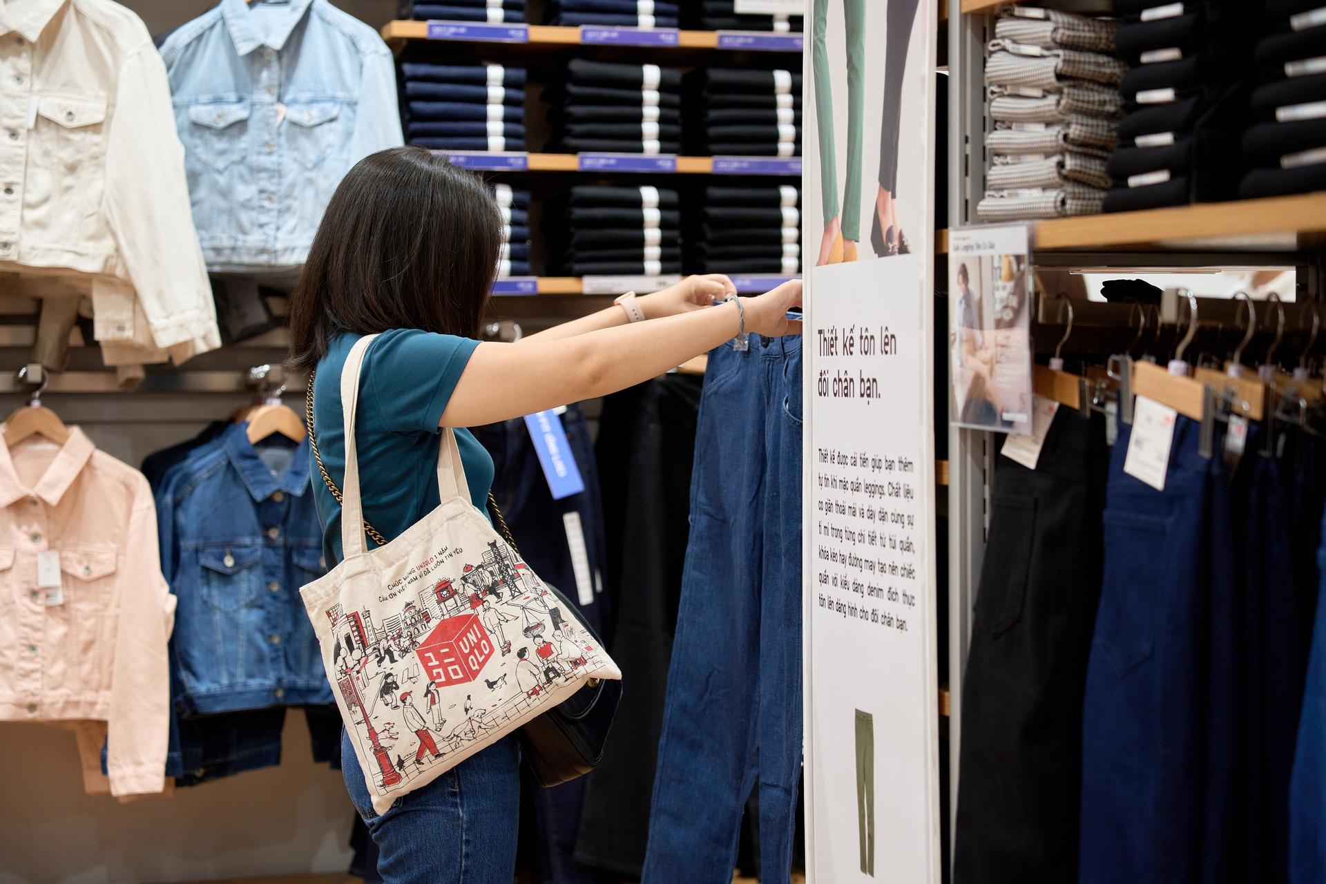 "Làn sóng" mở rộng tại Việt Nam của các nhà bán lẻ Nhật: Uniqlo khai trương cửa hàng thứ 16 sau hơn 3 năm - Ảnh 2. "Làn sóng" mở rộng tại Việt Nam của các nhà bán lẻ Nhật: Uniqlo khai trương cửa hàng thứ 16 sau hơn 3 năm - Ảnh 2.