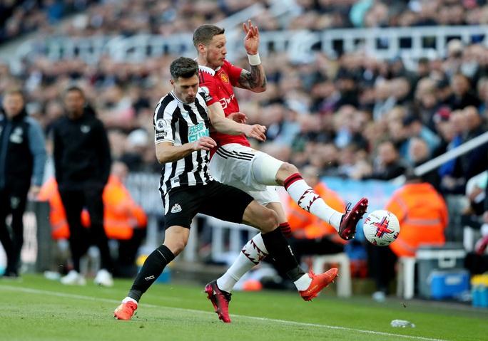 Thua thảm Newcastle, Man United trượt dài giải Ngoại hạng  - Ảnh 2.