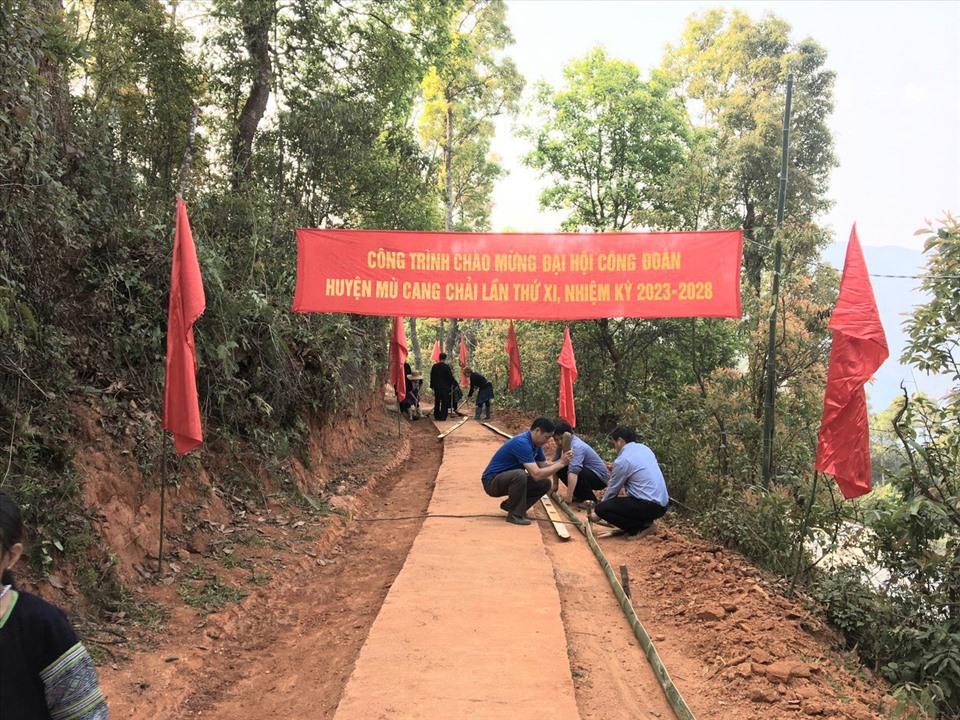 Yên Bái: LĐLĐ cấp huyện làm mới đoạn đường giao thông đón Đại hội Công đoàn