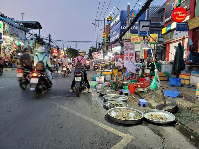 Hình ảnh hỗn loạn ở chợ chạy Hiệp Bình, TP Thủ Đức - Ảnh 2.