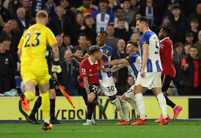 Tội đồ Luke Shaw giúp Brighton đòi nợ, Man United lỡ Top 3 Ngoại hạng Anh - Ảnh 2.