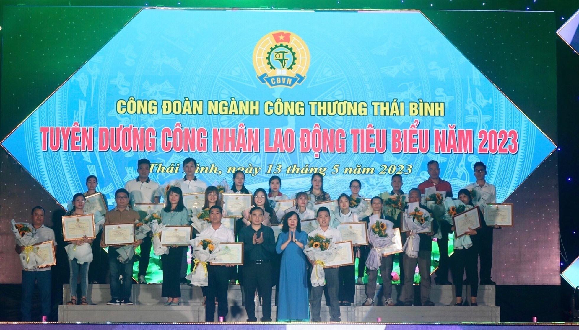 Lãnh đạo Sở công thương, Công đoàn ngành Công thương trao khen thưởng cho các đoàn viên tiêu biểu xuất sắc. Ảnh: Bá Mạnh