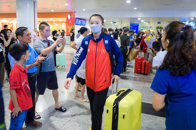 Thầy trò Mai Đức Chung rạng rỡ về nước sau khi lập kỷ lục tại SEA Games - Ảnh 9.