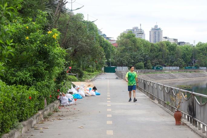 Tuyến đường đi bộ ven sông Tô Lịch nhếch nhác, mất mĩ quan - Ảnh 2.