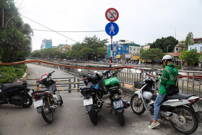 Tuyến đường đi bộ ven sông Tô Lịch nhếch nhác, mất mĩ quan - Ảnh 8.