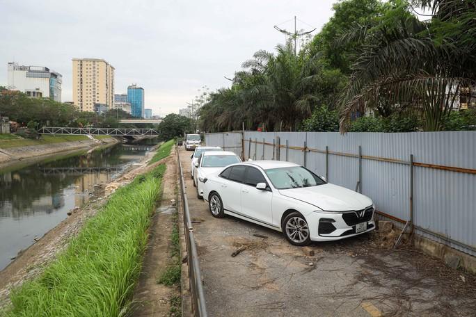 Tuyến đường đi bộ ven sông Tô Lịch nhếch nhác, mất mĩ quan - Ảnh 11.