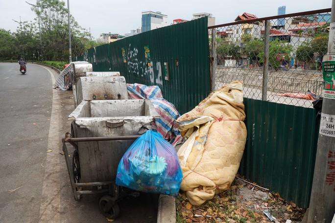 Tuyến đường đi bộ ven sông Tô Lịch nhếch nhác, mất mĩ quan - Ảnh 6.