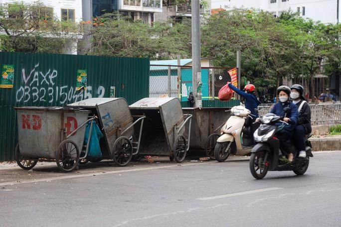 Tuyến đường đi bộ ven sông Tô Lịch nhếch nhác, mất mĩ quan - Ảnh 5.