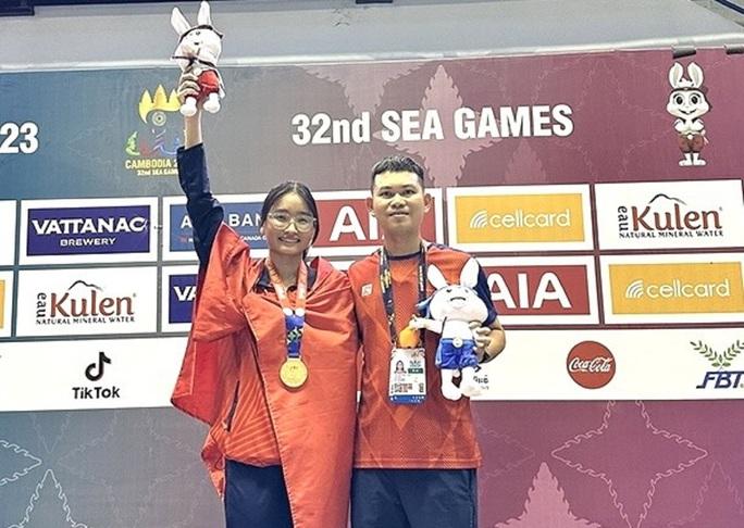 Trao 100 triệu đồng cho gia đình cô gái vàng môn lặn SEA Games 32 - Ảnh 4.