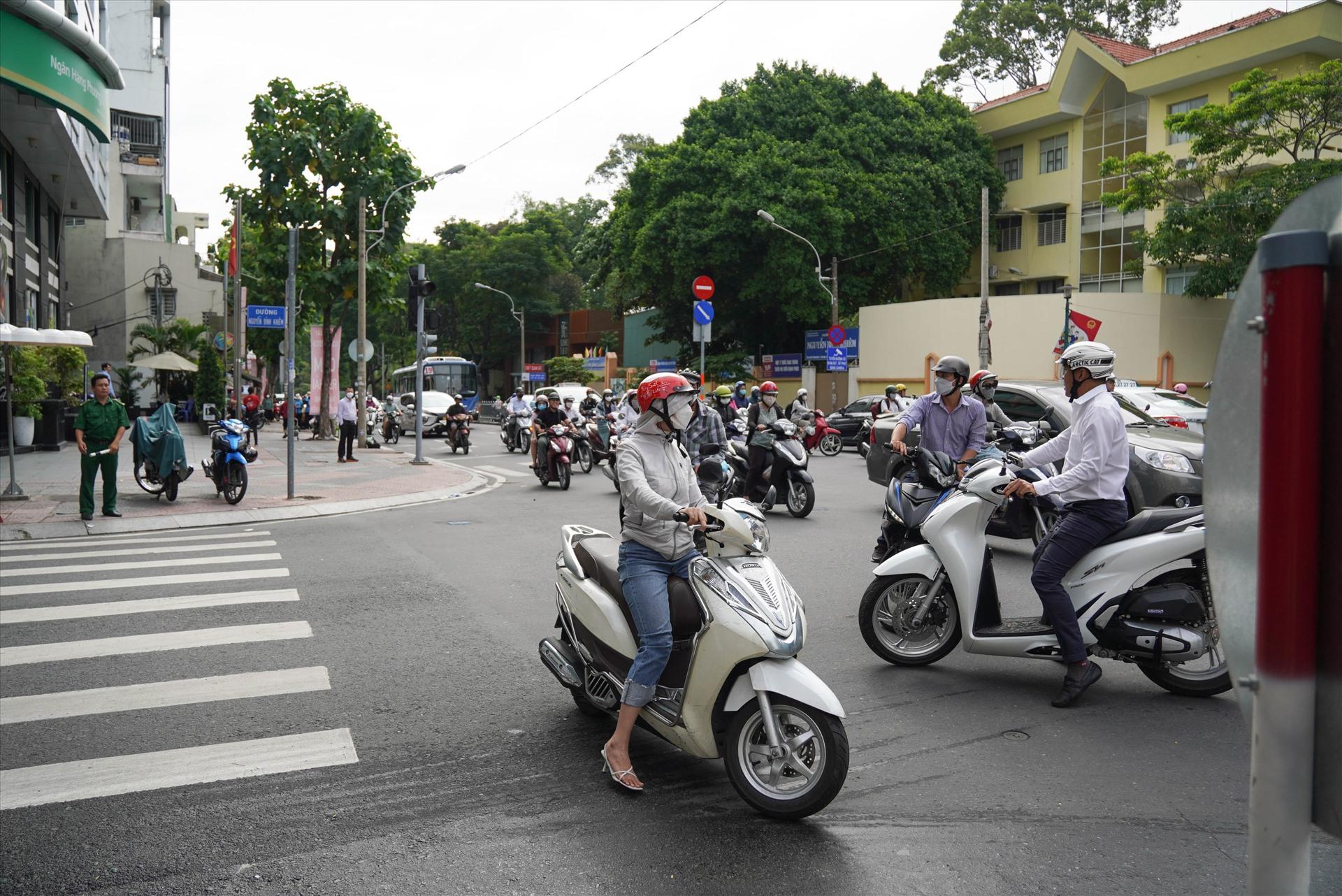 Một số người đi vào đầu đườn cấm đi ngược chiều đều được lực lượng chức năng nhắc nhở. Ảnh: Hữu Chánh