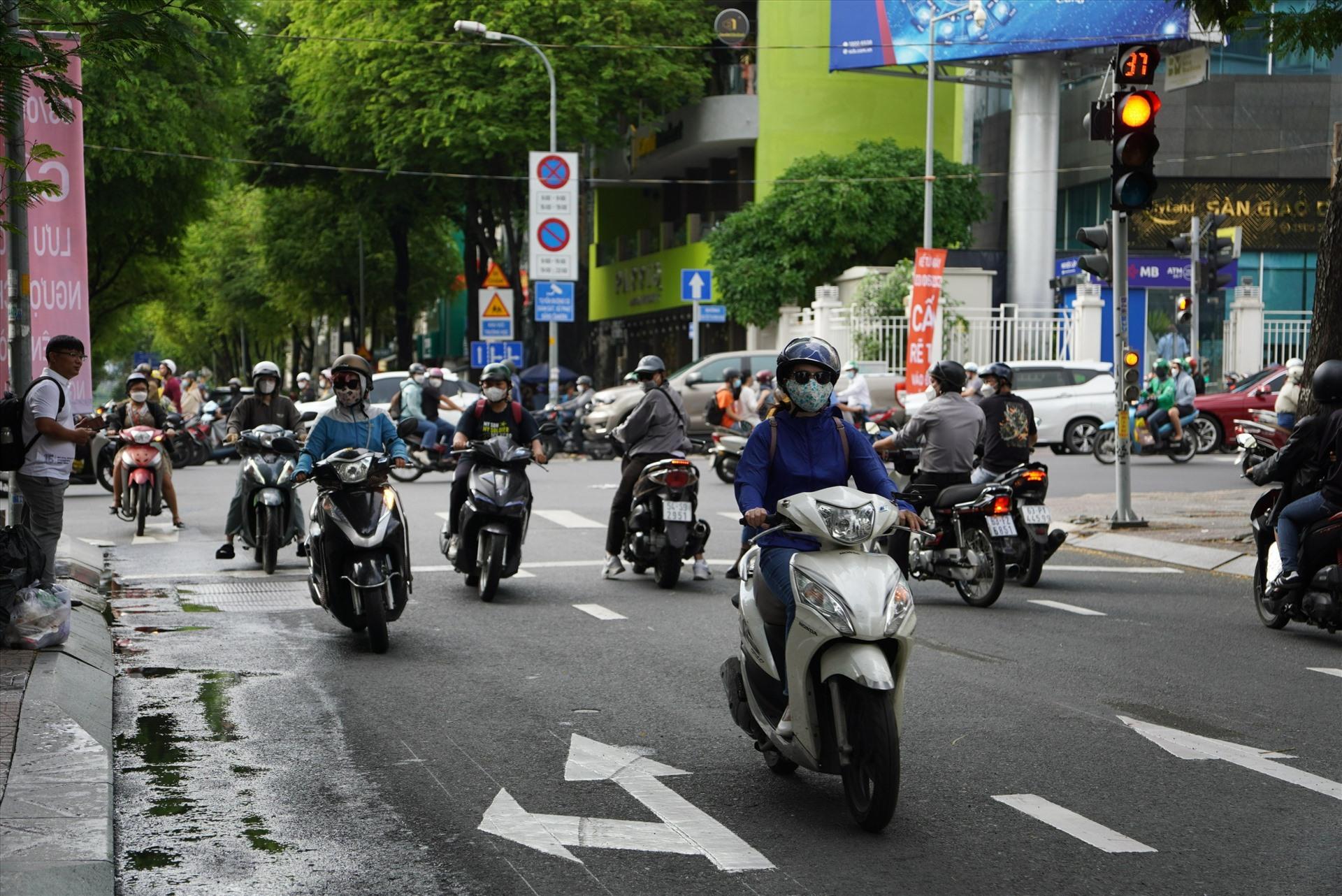 Nhiều người bất chấp đi ngược chiều vào ngày đầu tuyến đường này tổ chức lại giao thông. Ảnh: Hữu Chánh