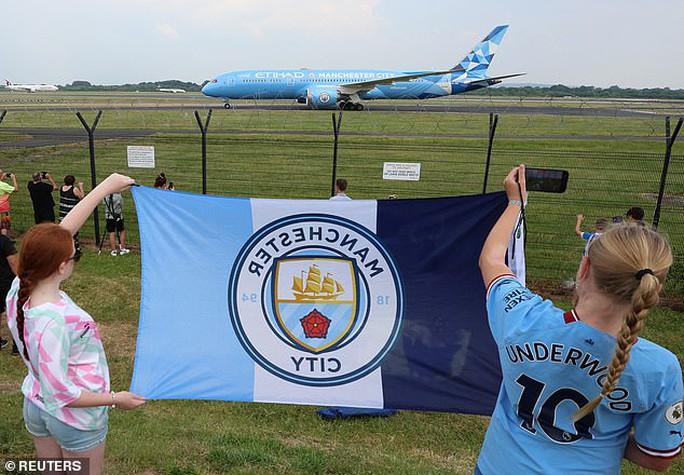 Man City tưng bừng hồi hương, chờ tiệc mừng ngôi vô địch châu Âu - Ảnh 5.