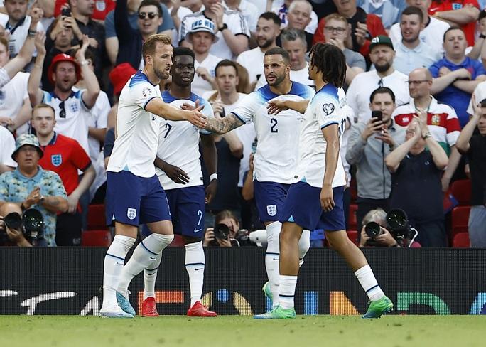 Mưa bàn thắng ở Old Trafford, tuyển Anh vùi dập Bắc Macedonia 7-0 - Ảnh 2.