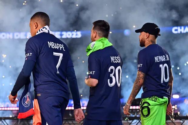 Khác với Messi và Neymar, tương lai của Mbappe là vấn đề nhức nhối với PSG.  Ảnh: AFP