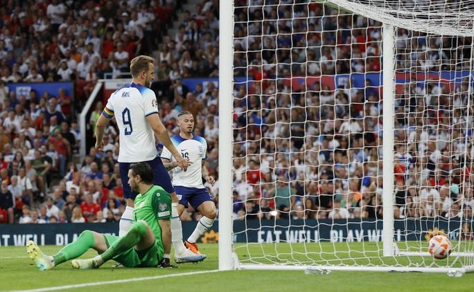 Mưa bàn thắng ở Old Trafford, tuyển Anh vùi dập Bắc Macedonia 7-0 - Ảnh 7.