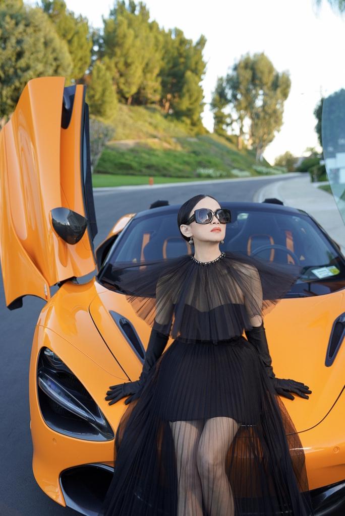 Ca sĩ Hà Phương “lột xác”, thả dáng bên siêu xe - Ảnh 1.