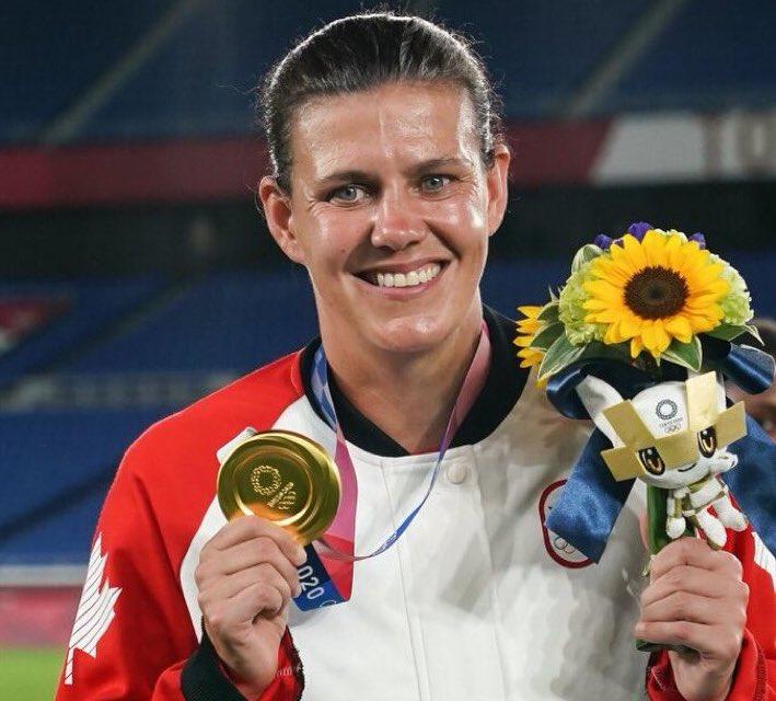 Christine Sinclair (Canada): Với hơn 190 bàn thắng quốc tế cho tuyển nữ Canada, Sinclair là cầu thủ ghi bàn nhiều nhất cho 1 đội tuyển quốc gia (cả nam lẫn nữ), vượt xa Ronaldo. Ở tuổi 40, chân sút này sẽ có lần thứ 6 dự World Cup cùng đội nhà, nơi cô quyết tâm giành danh hiệu lớn nhất trong sự nghiệp, sau khi đã cùng đội giành huy chương vàng Olympic Tokyo 2020. Ảnh: Twitter nhân vật