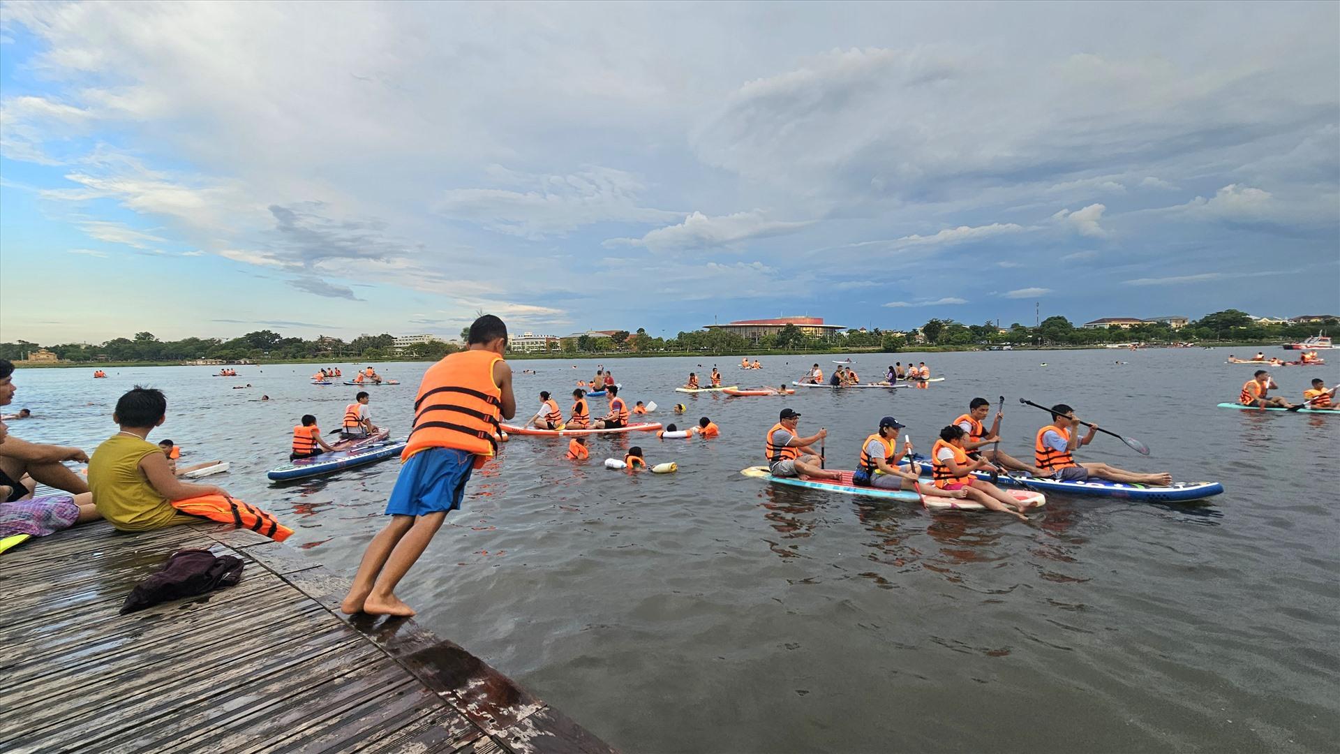 Chị Nguyễn Thị Thúy Lan (một người dân ở Huế) chia sẻ, sau giờ làm việc, chị luôn tranh thủ dẫn con ra sông bơi vì ở nhà quá nóng, hơn nữa chị muốn để các con có không gian giải trí lành mạnh, hạn chế việc con tiếp xúc với điện thoại, tivi quá nhiều.