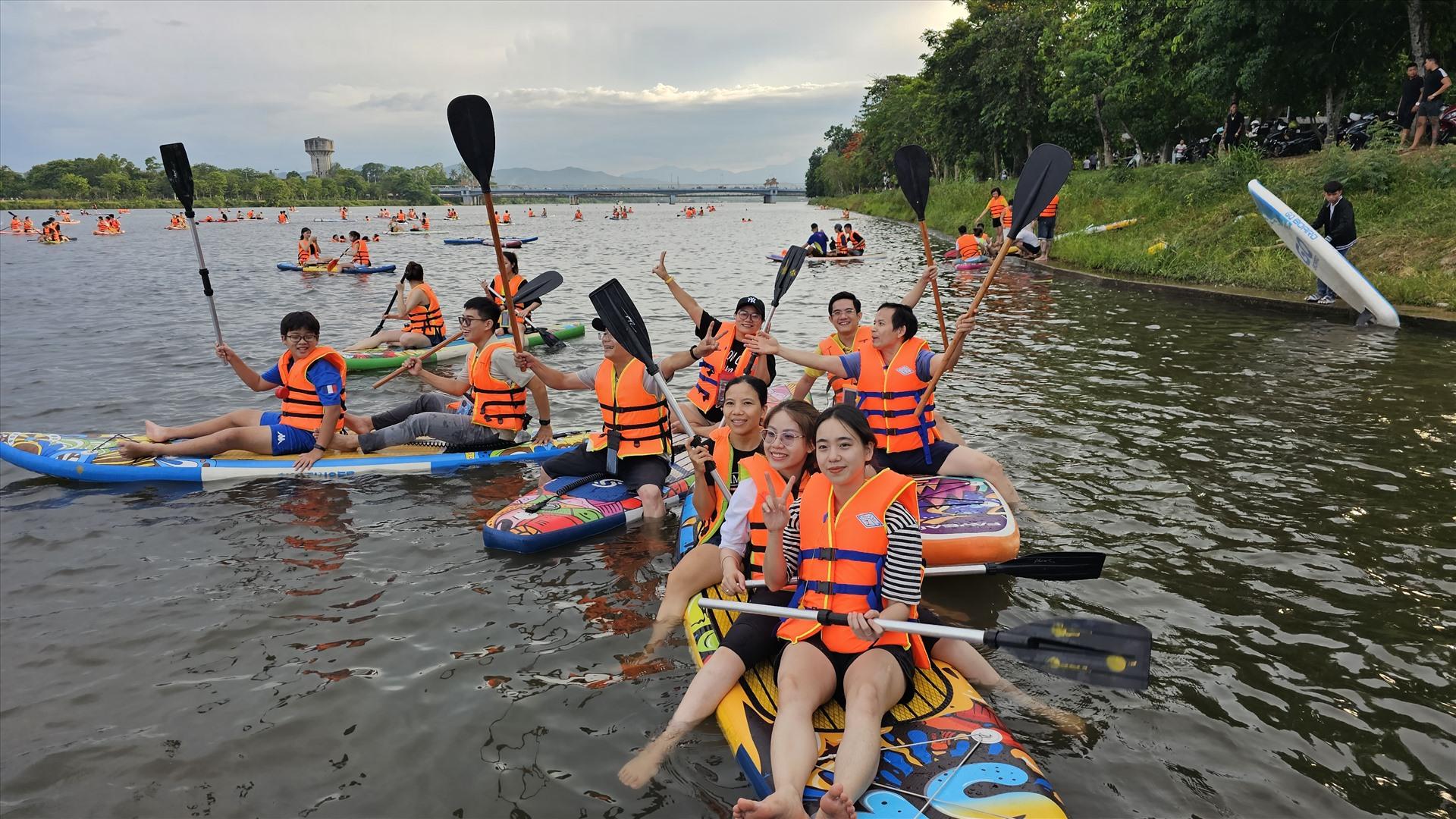 Ở bộ môn chèo SUP, đặc biệt thu hút rất nhiều người tham gia trải nghiệm, vừa mát mẻ, vừa thể dục thể thao.