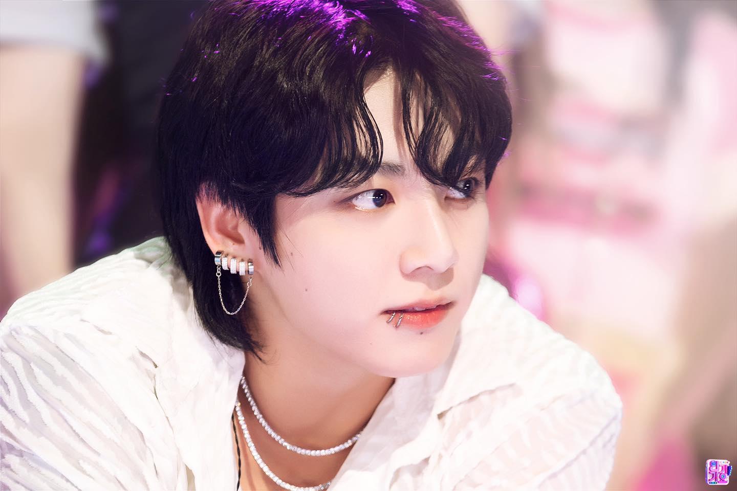 Jungkook BTS được khen ngợi với hành động bảo vệ fandom Army