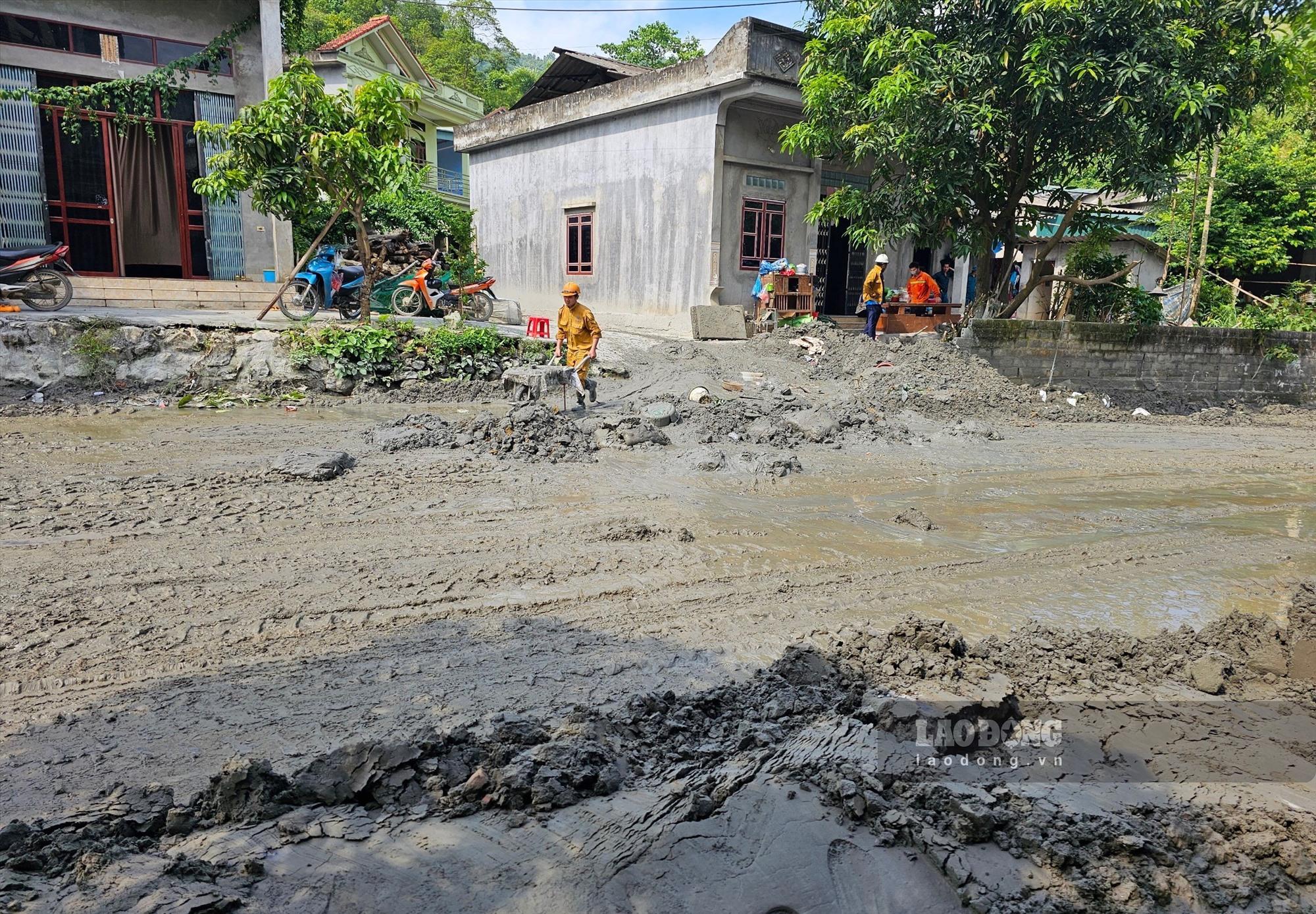 Do ảnh hưởng của trận mưa lớn kéo dài từ đêm 7.8 đến rạng sáng ngày 8.8, một đoạn cống xả tràn của hồ chứa bùn thải của Công ty Cổ phần Đồng Tả Phời bị vỡ, dòng nước thải ô nhiễm tràn vào nhà dân, nhiều tài sản bị cuốn trôi. (Hình ảnh bùn đất ngổn ngang đọng lại tại nhiều nhà dân, đường giao thông ghi nhận chiều 10.8).