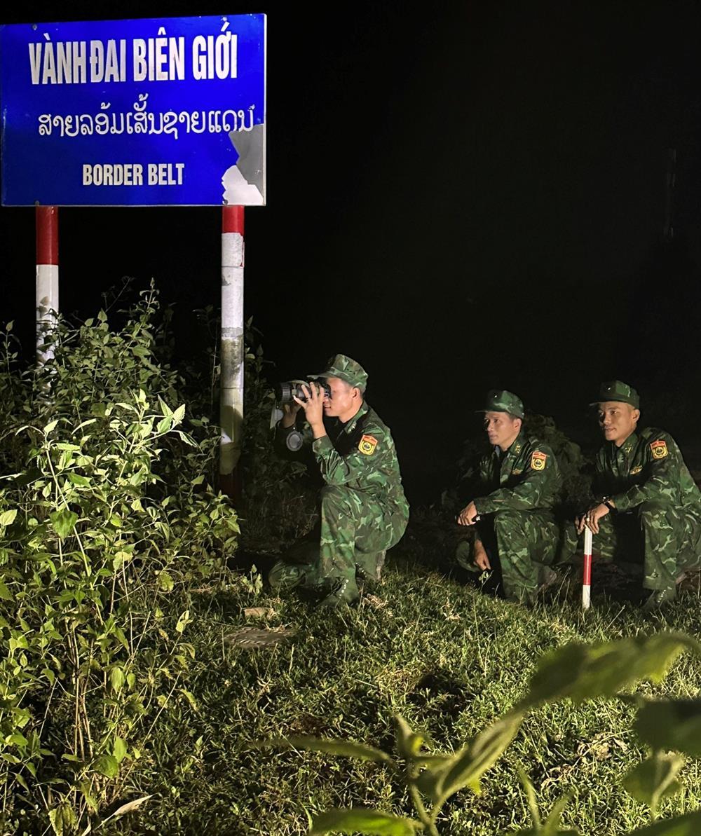 Tổ tuần tra cơ động của Đồn Biên phòng Cửa khẩu quốc tế Lao Bảo đang làm nhiệm vụ. Ảnh: Hưng Thơ